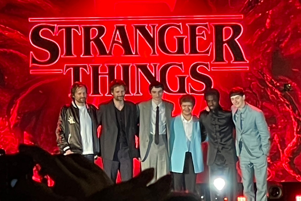 ストレンジャー・シングスのキャスト4人と監督のダファー兄弟