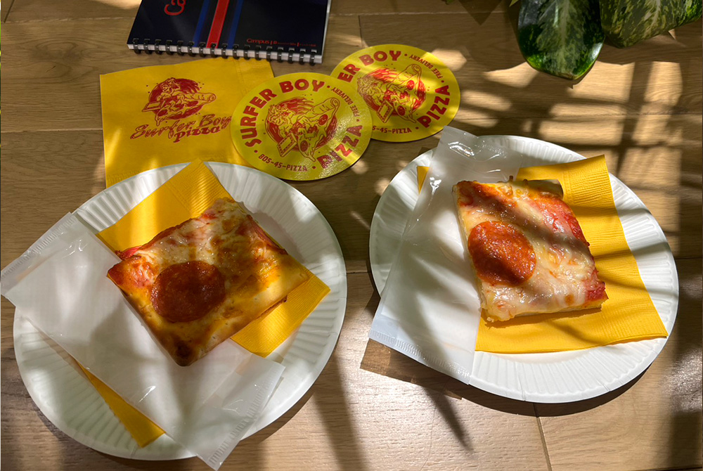 サーファーボーイ・ピザ(Surfer Boy Pizza)のピザとステッカー