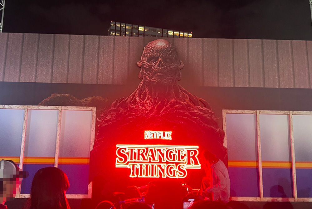 ダスティンが得意とするゲーム「ディッグダッグ」があるゲームセンター