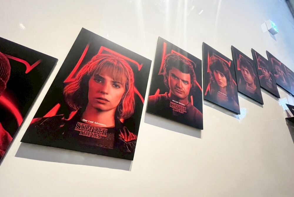 階段には各キャラのポートレイトが！