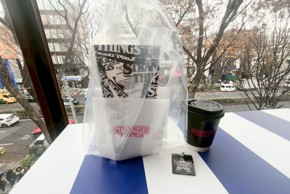 今回は、ポップコーンとコーヒーを購入。ドリンクにはランダムでオリジナルチャームがつきます！
