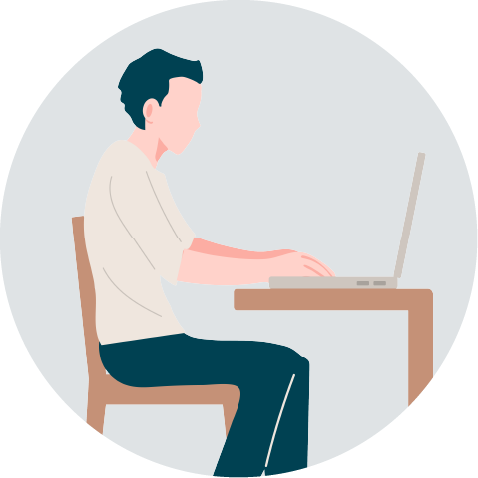 パソコンに向かう男性(夫)の写真