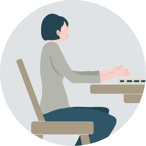 パソコンに向かう女性(嫁)の写真